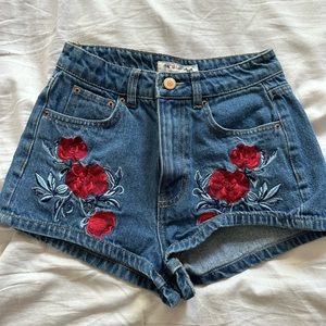 H&M Coachella collection high waisted denim shorts Size 4